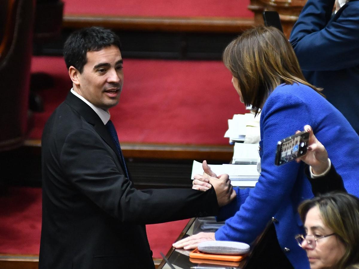 Adrian Ravier, que deja su cargo como diputado, se saluda con Patricia Bullrich. (NA)