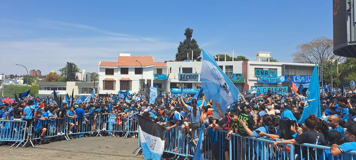 FOTO: Banderazo de Belgrano antes del clásico. 