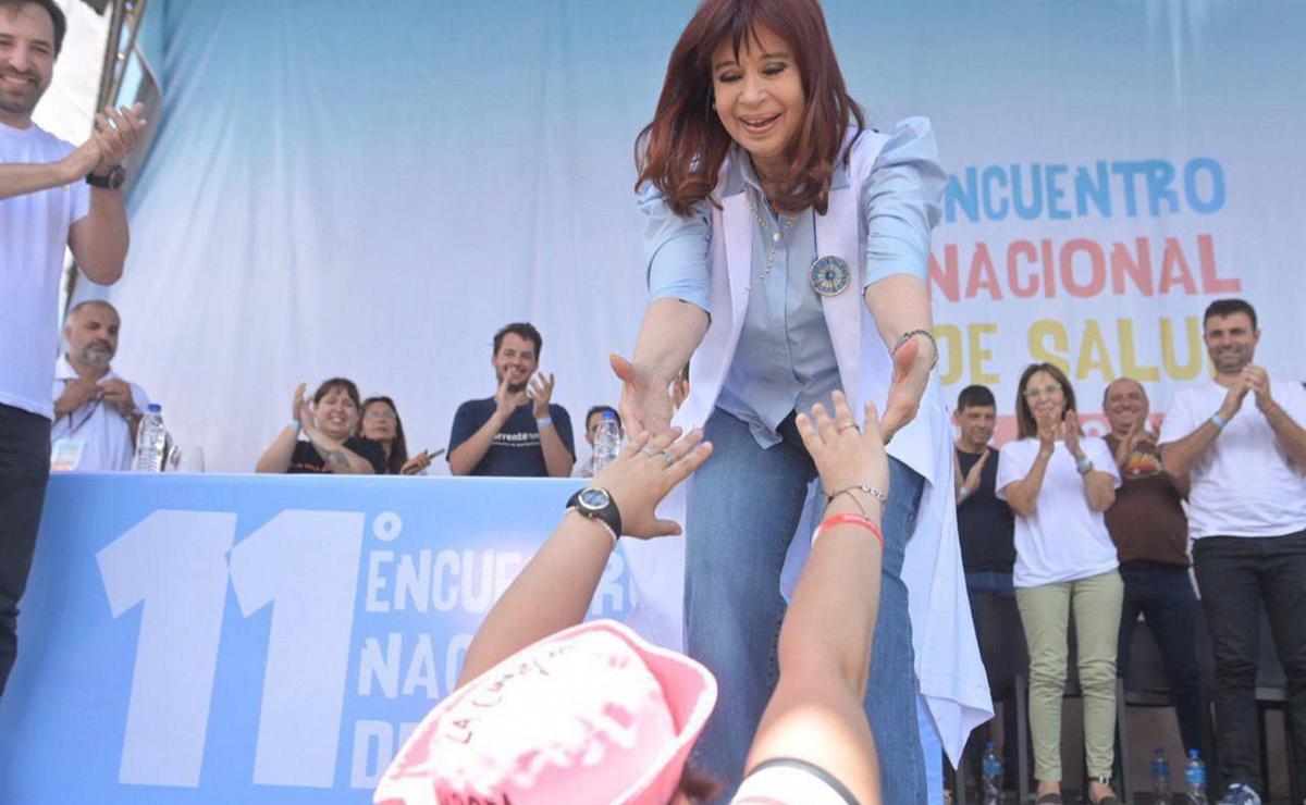 FOTO: CFK en Rosario: militancia y ausencias dirigenciales ante un calor abrasador.