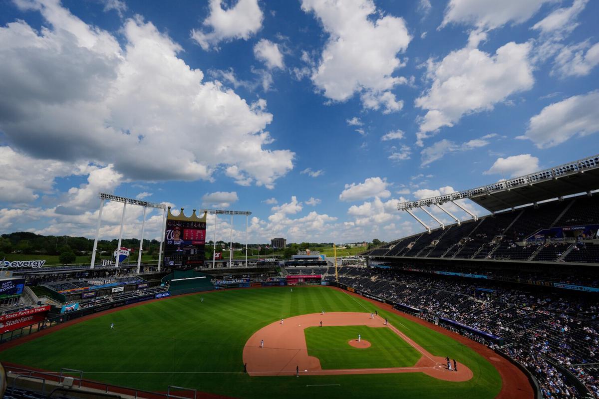Los Reales de Kansas City acercan los muros del estadio Kauffman para aumentar la ofensiva