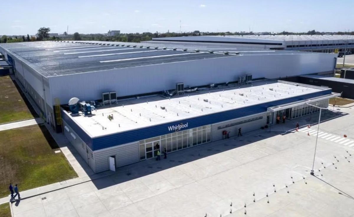 Whirlpool cerró su planta y despidió a 220 trabajadores por la caída del consumo.