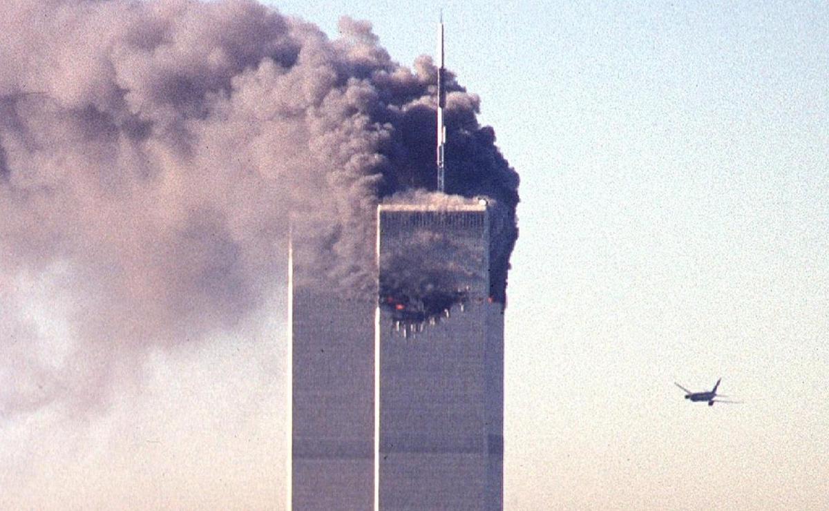 FOTO: El vuelo 175 de United a punto de estrellarse en la torre sur. (Foto: NA/agencias)