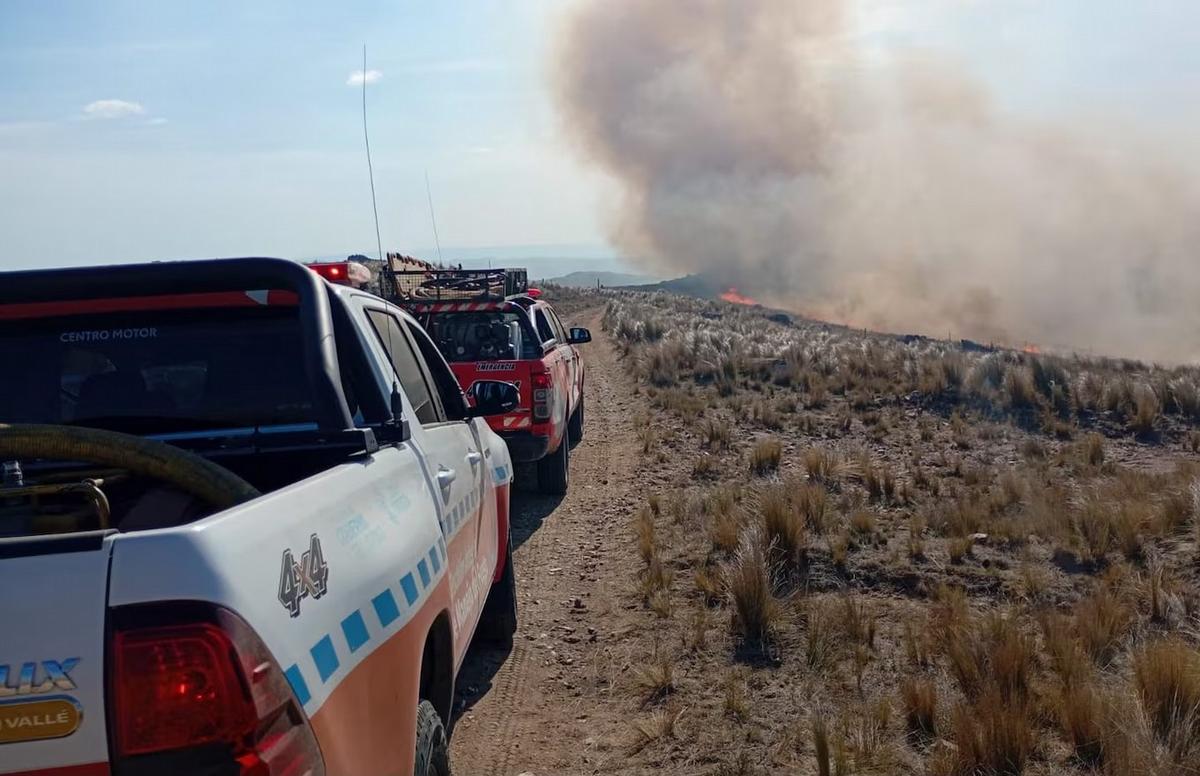 Bomberos de Córdoba contuvieron incendio este domingo. (Prensa provincial)