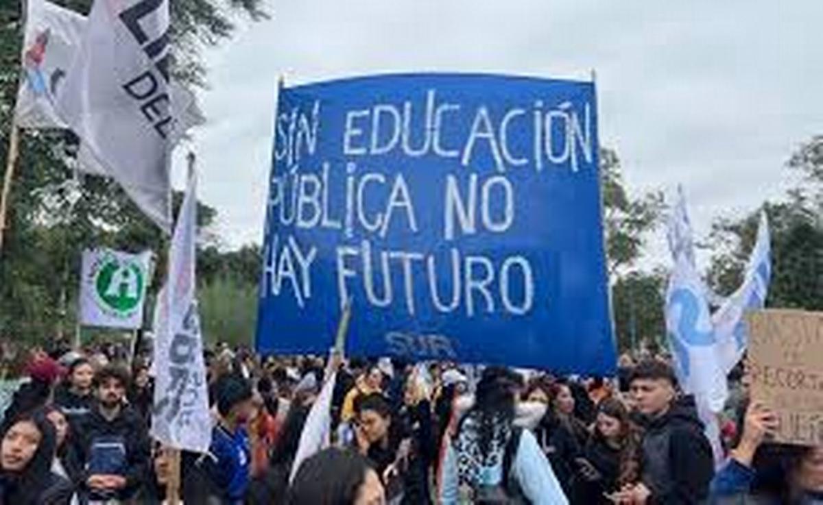 FOTO: Estudiantes en defensa de las universidades púbicas marcharán en el centro