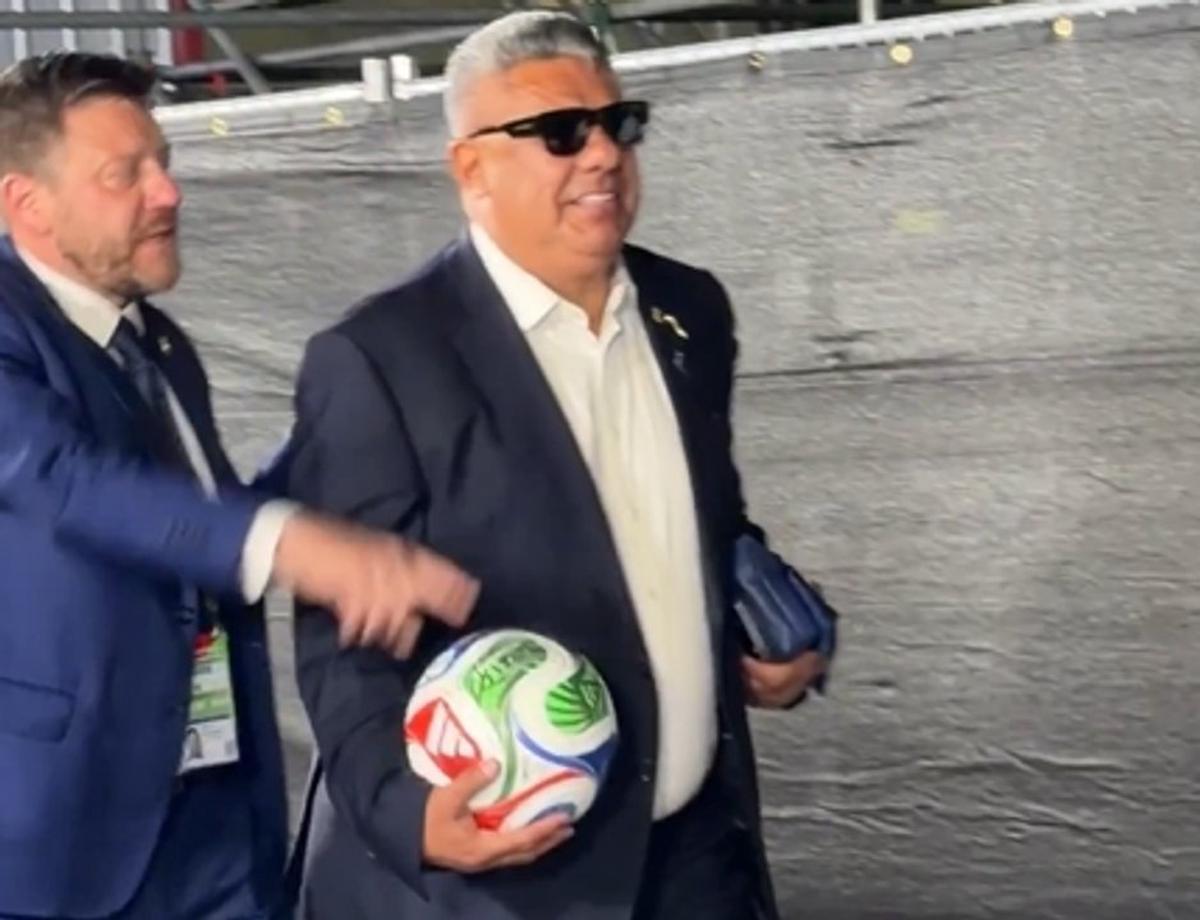 Chiqui Tapia se retira del estadio con una pelota tras el debut de Argentina