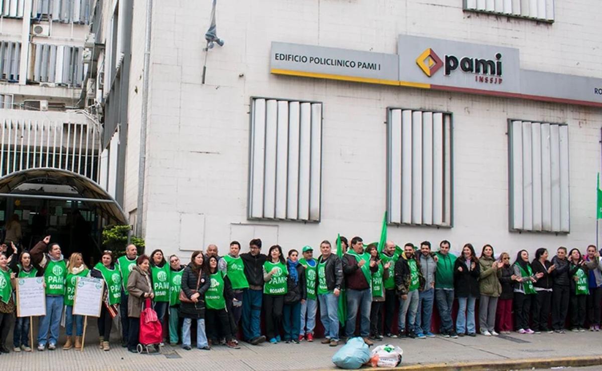 Protesta de trabajadores en el PAMI I.
