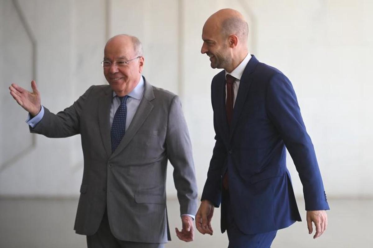 El canciller brasileño, Mauro Vieira (i), recibe a su homólogo de Francia, Jean-Noël Barrot (d).