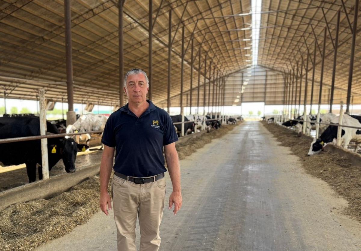 FOTO: Rodolfo recorriendo su tambo estabulado con la última tecnología