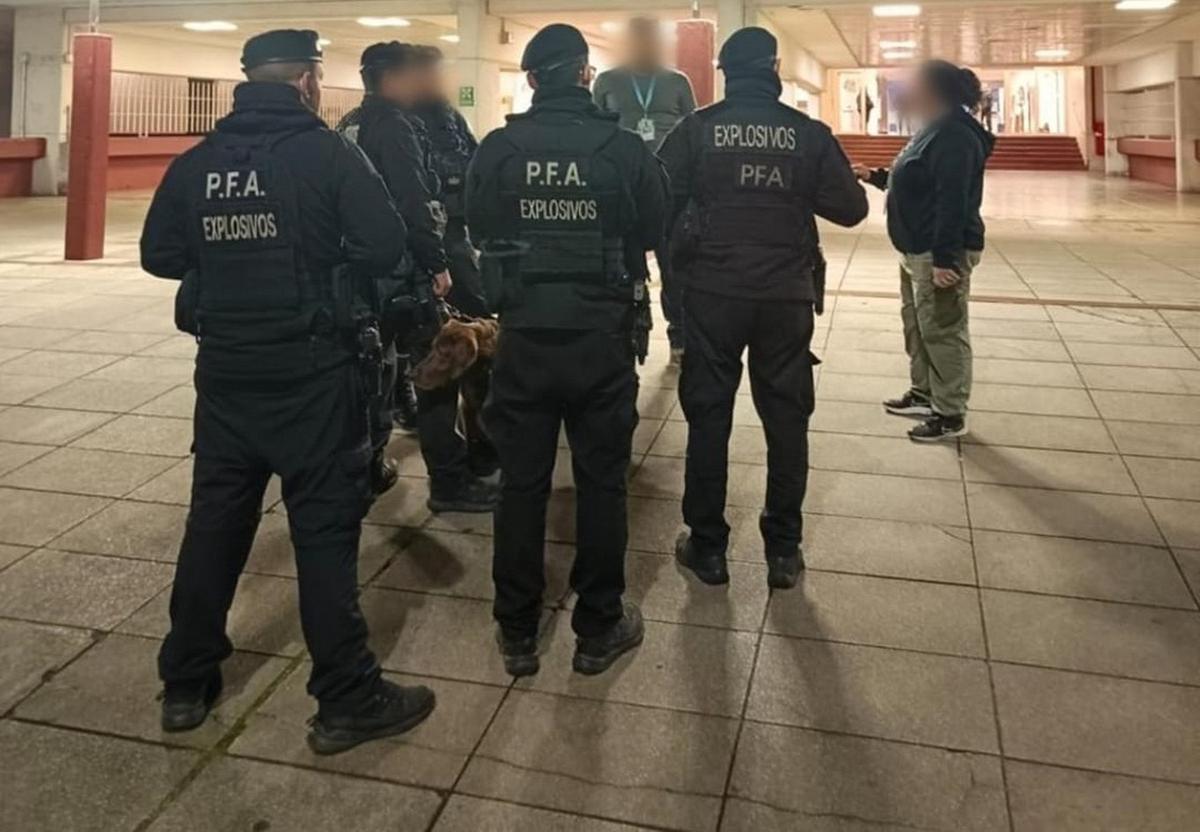 Detuvieron a una mujer de 57 años por amenazas de bomba.