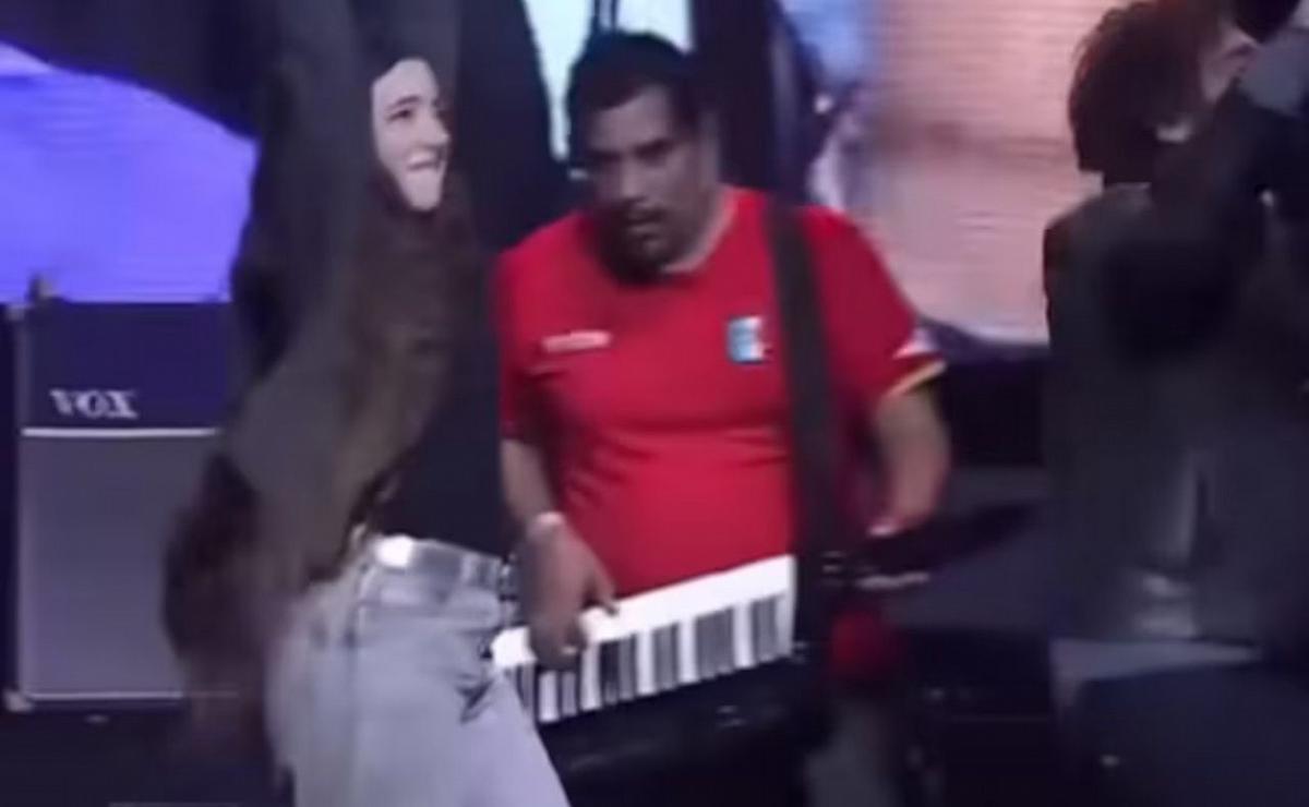 Deportivo Español desvinculó al abogado que tocó el teclado en el acto de Milei.