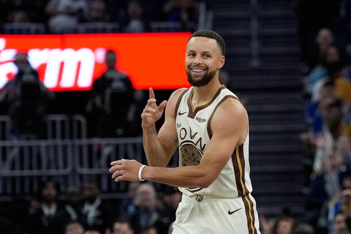 Curry anota 17 puntos y logra 2 jugadas de 4 unidades; Warriors vencen a Kings