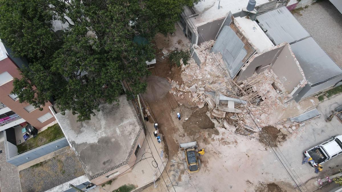 FOTO: Demolieron la casona afectada por un caño roto en Güemes. (Daniel Cáceres/Cadena 3)