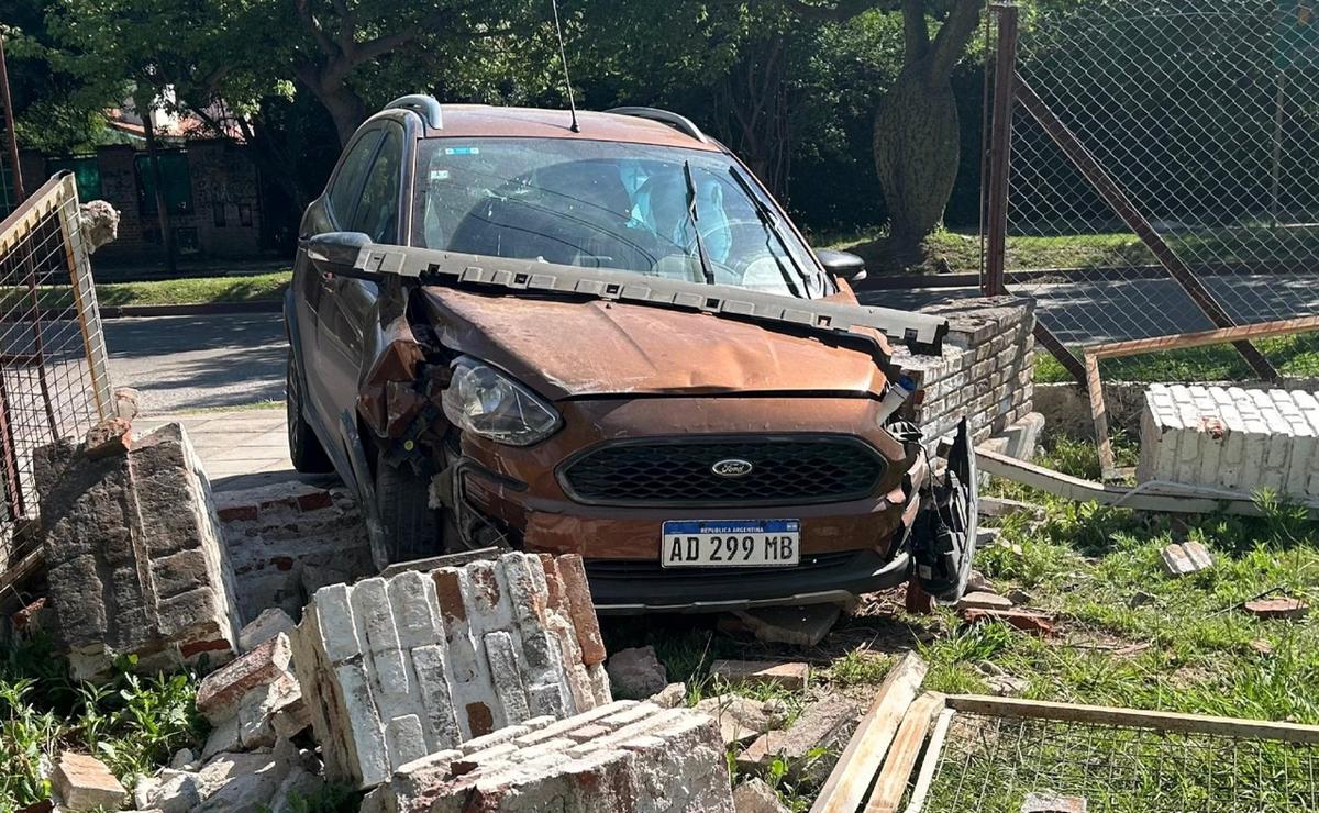 FOTO: Atropelló a un peatón y quedó incrustado en una verja en barrio Granja de Funes.