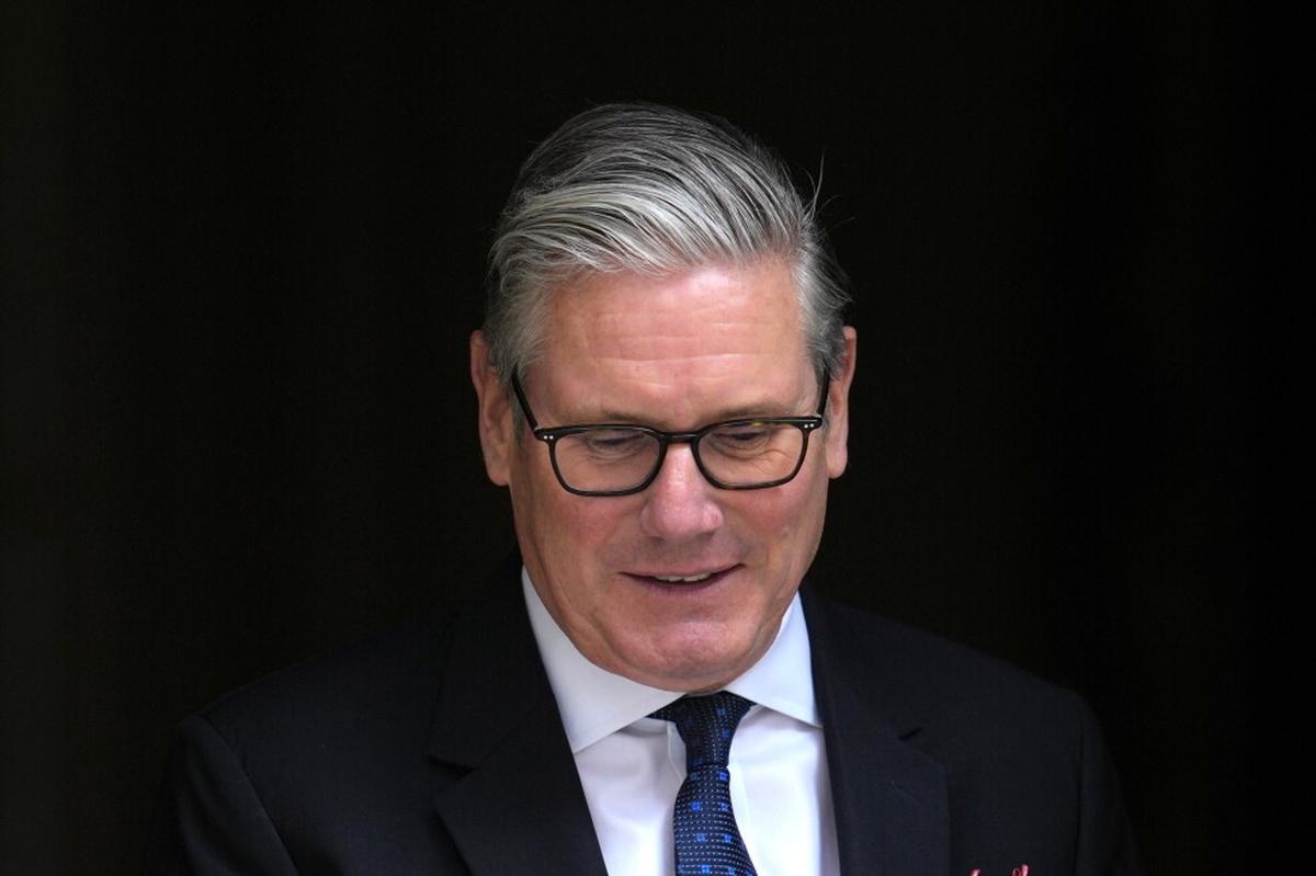 Premier británico afirma que permanecerá en el cargo tras renuncia del ministro de Defensa