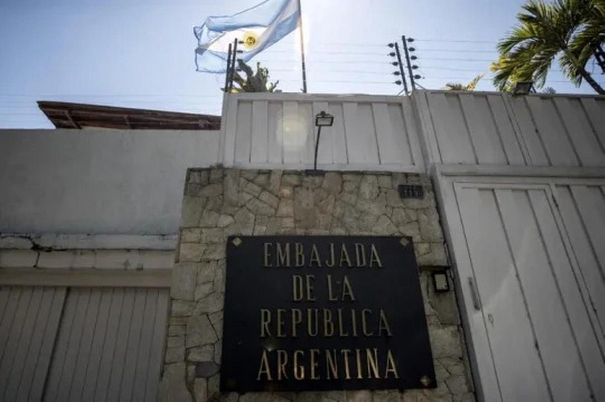 FOTO: La embajada argentina en Caracas, bajo asedio. 