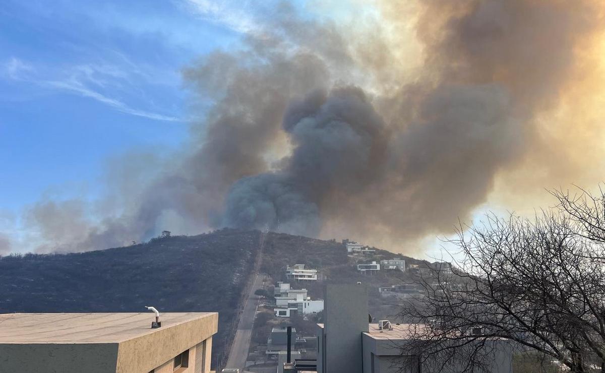 FOTO: Avanza el incendio iniciado en La Calera. (Foto: Daniel Cáceres/Cadena 3)