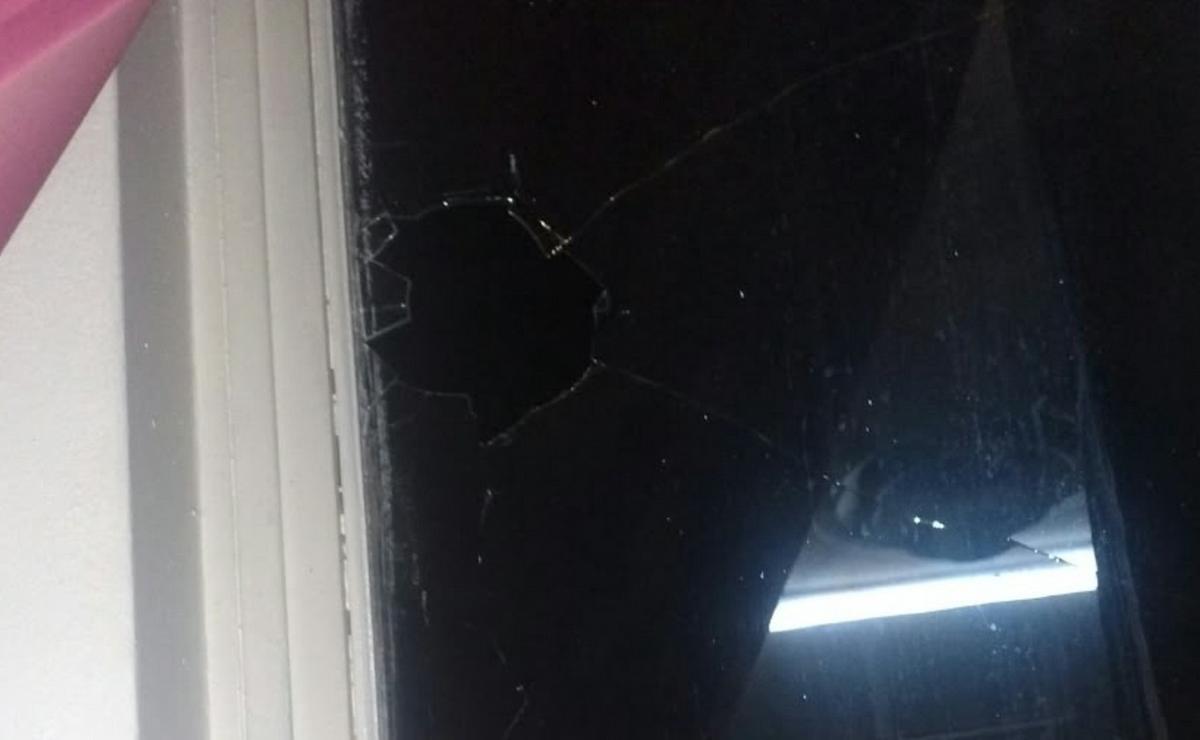 Una pedrada rompió un vidrio en el Misericordia.