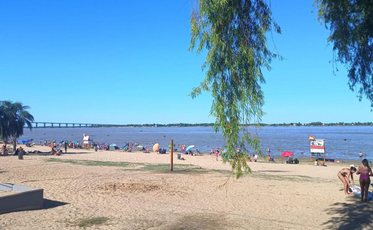 El río como refugio del calor: rosarinos despiden el año en la Rambla Catalunya.