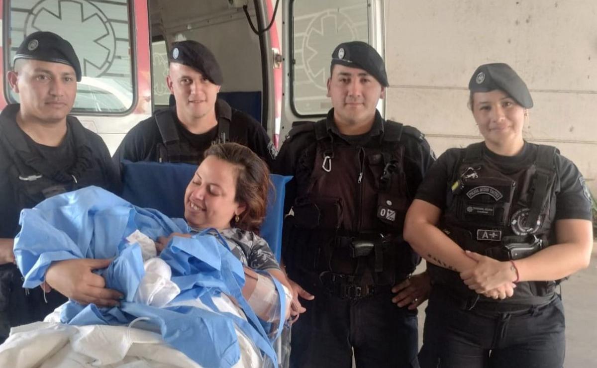 FOTO: Los efectivos junto a la madre y el niño. 