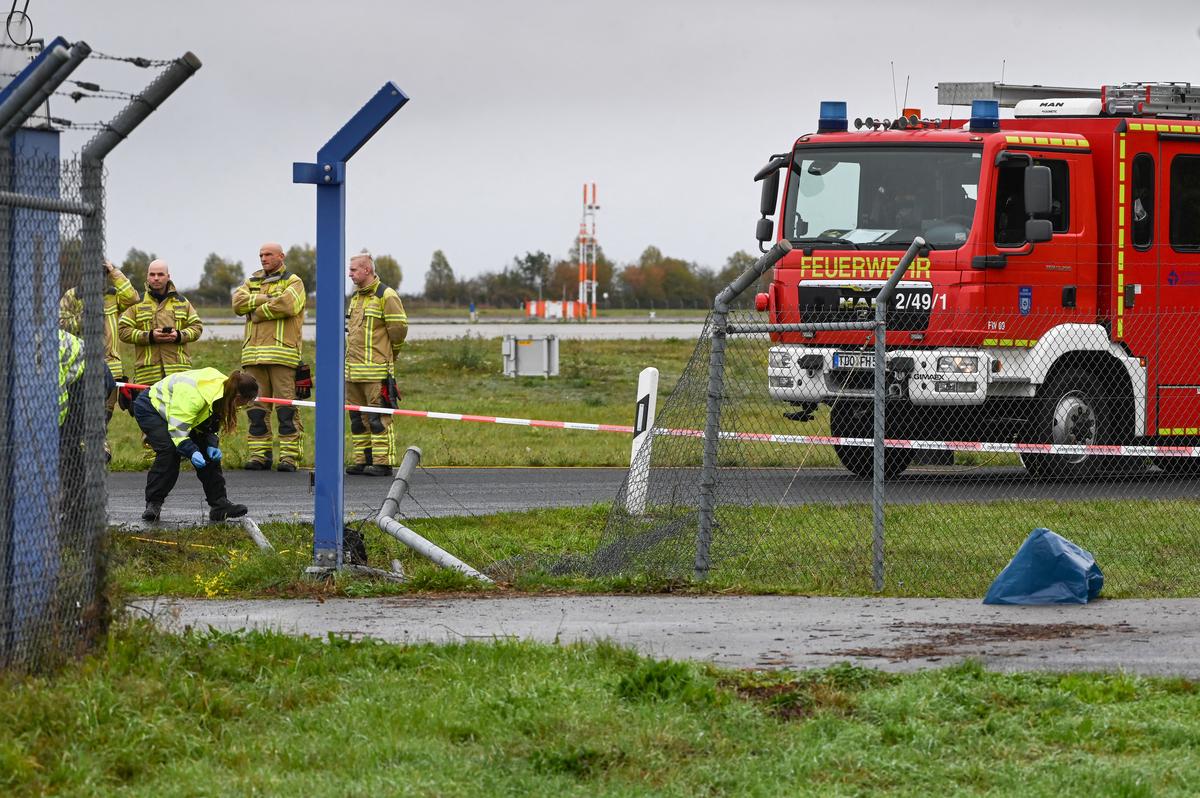 Dos hombres se entregan tras estrellar su auto contra valla de aeropuerto en Alemania