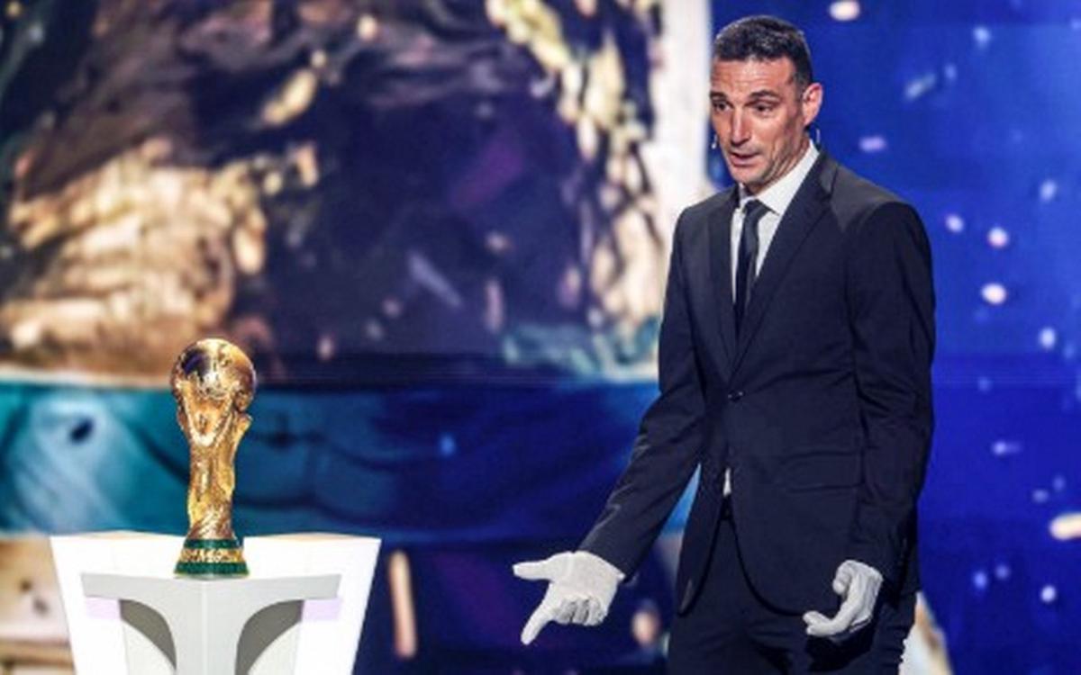 Scaloni entró con traje, guantes blancos y la copa (Foto: X)