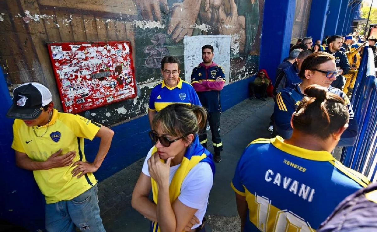Hinchas le dan el último adiós a Russo.
