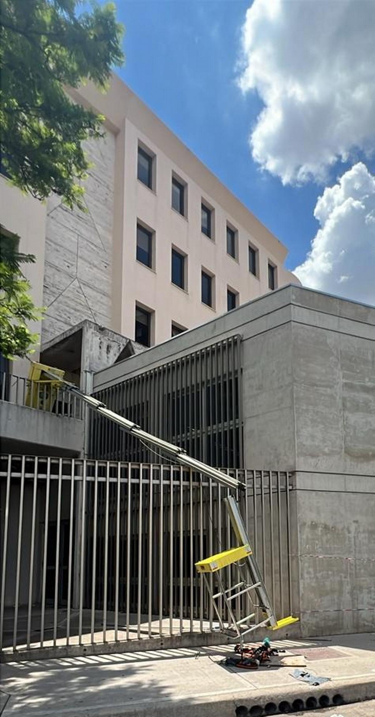 Un hombre sufre politraumatismos tras caer de un elevador