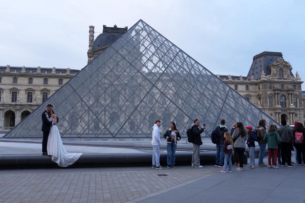Detienen a sospechosos por el robo de joyas de la corona en el Louvre de París
