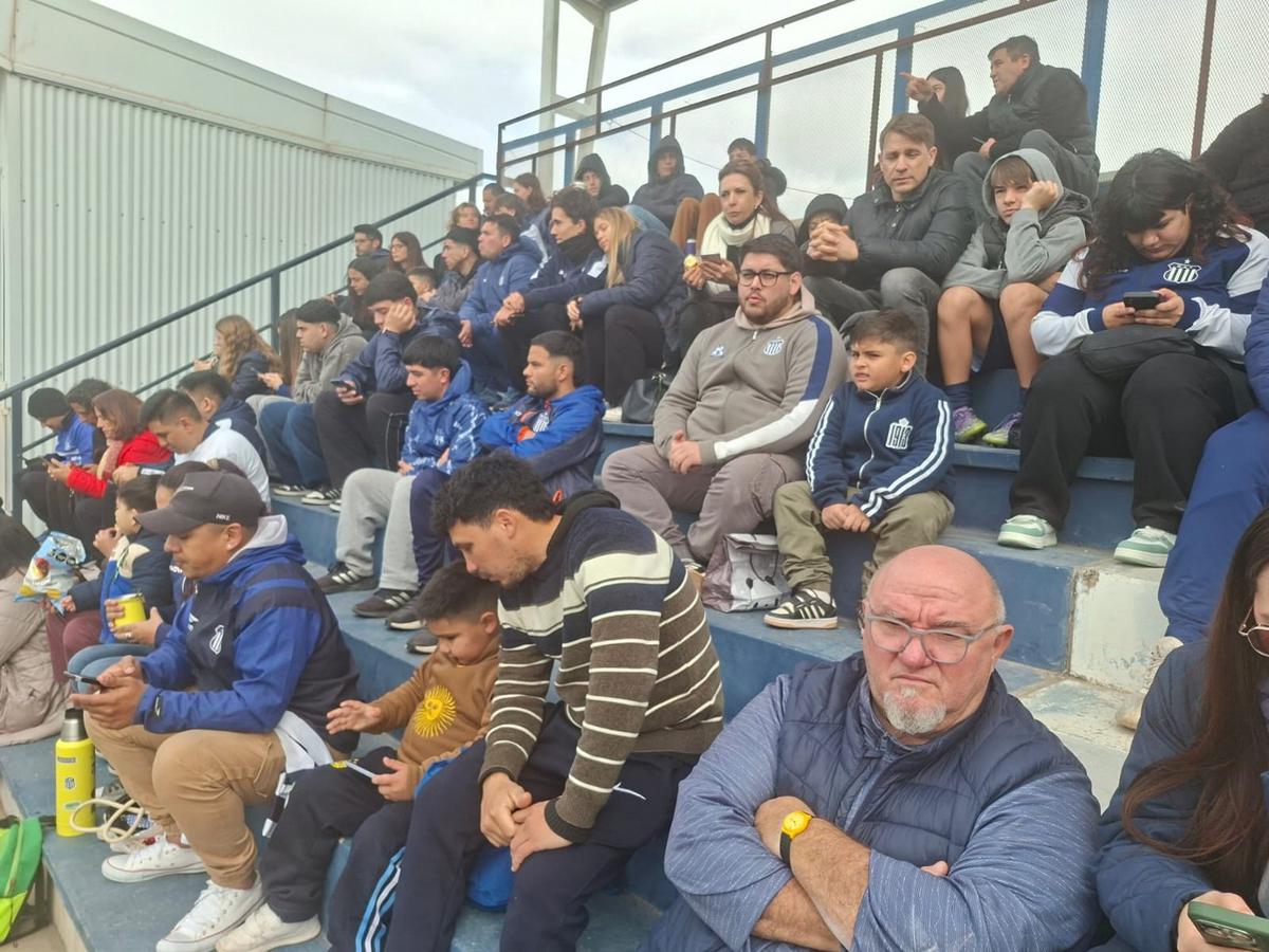 El plantel albiazul entrenó en el CARD junto a sus socios.