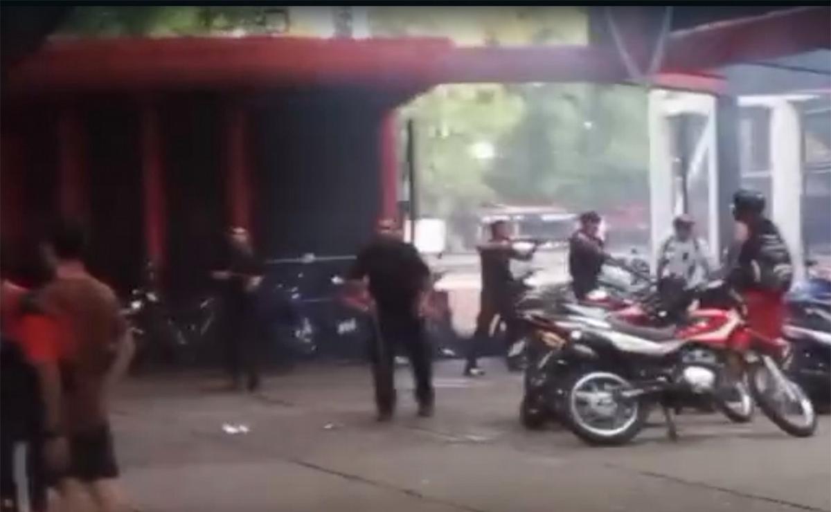 FOTO: Tensión en Newell's: corridas y disparos tras protesta de hinchas en el Coloso.
