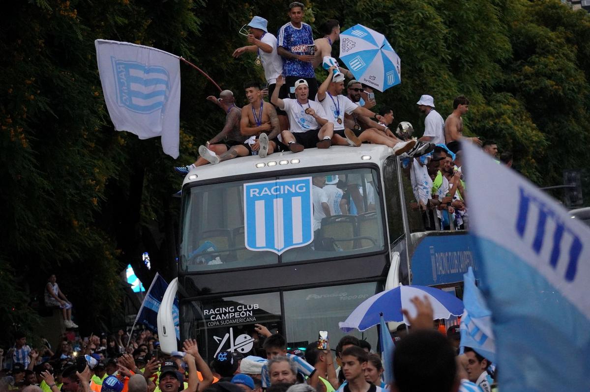 FOTO: Racing copó el Obelisco tras el triunfo en la Sudamericana. 