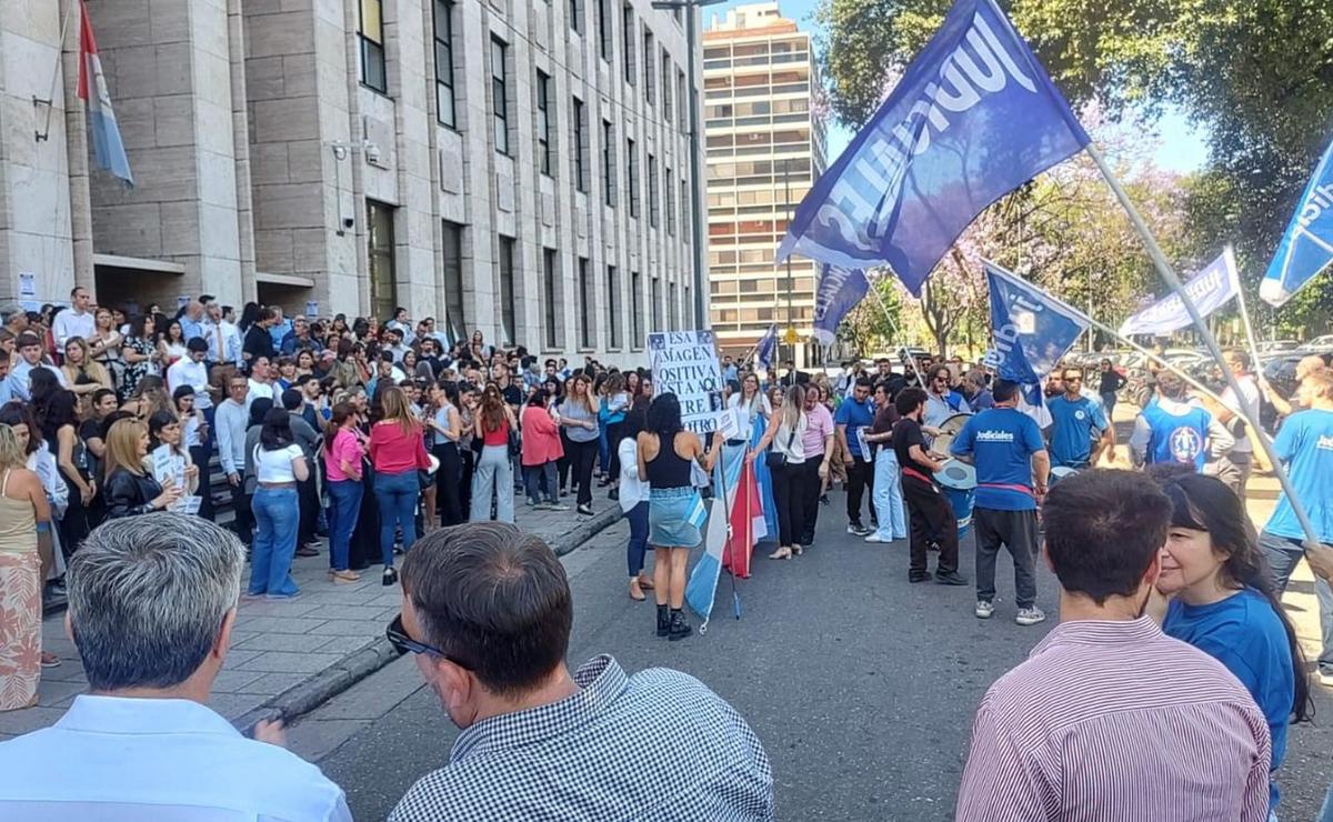 FOTO: Los trabajadores judiciales se manifiestan en los Tribunales Provinciales.