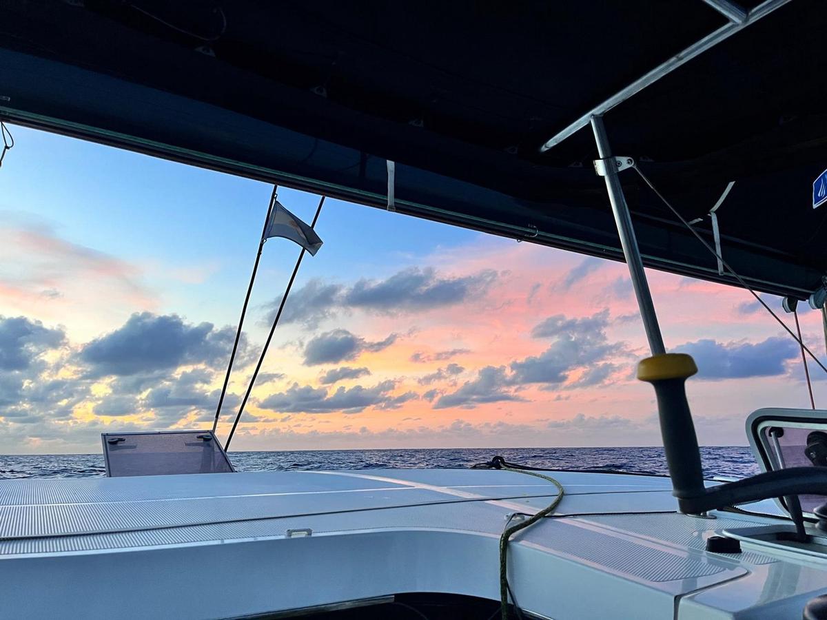 Una familia recorre más de 4.000 kilómetros por el Atlántico en vela rumbo al Caribe.