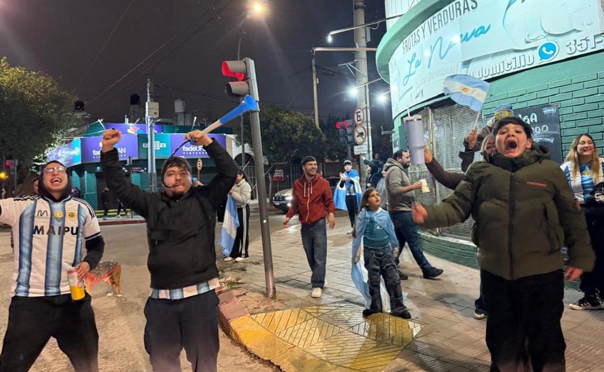 Festejos de la Selección apenas terminado el partido en las calles de Córdoba