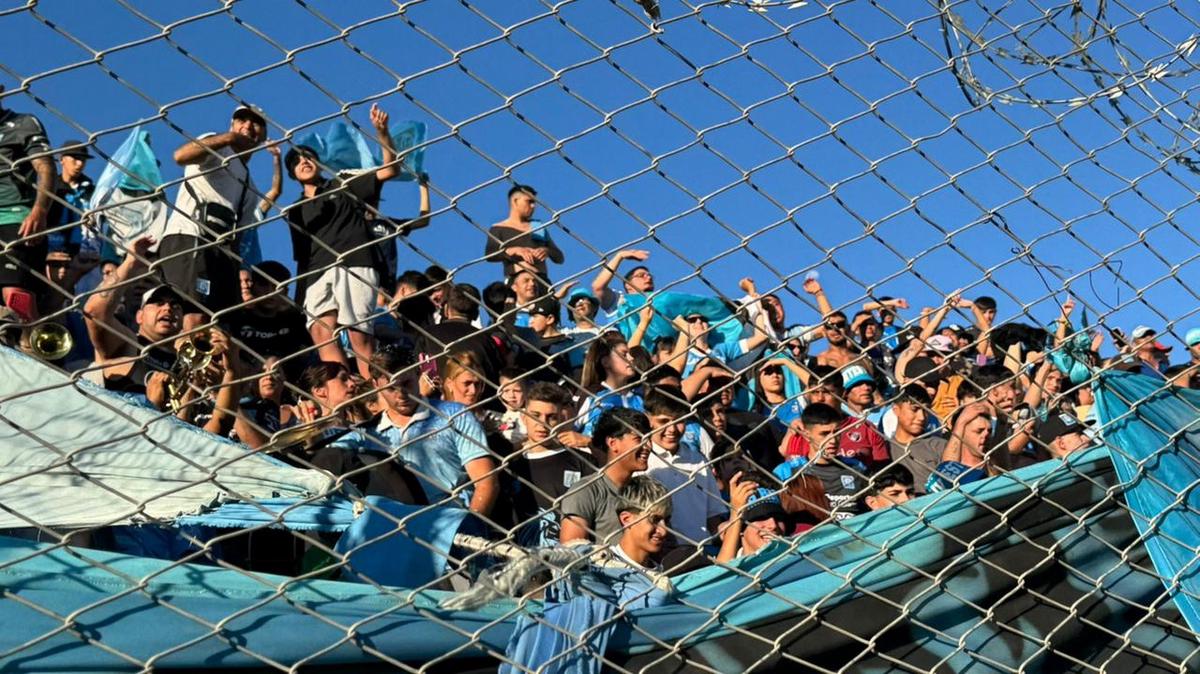Río Cuarto recibe a los jugadores tras el ascenso. 
