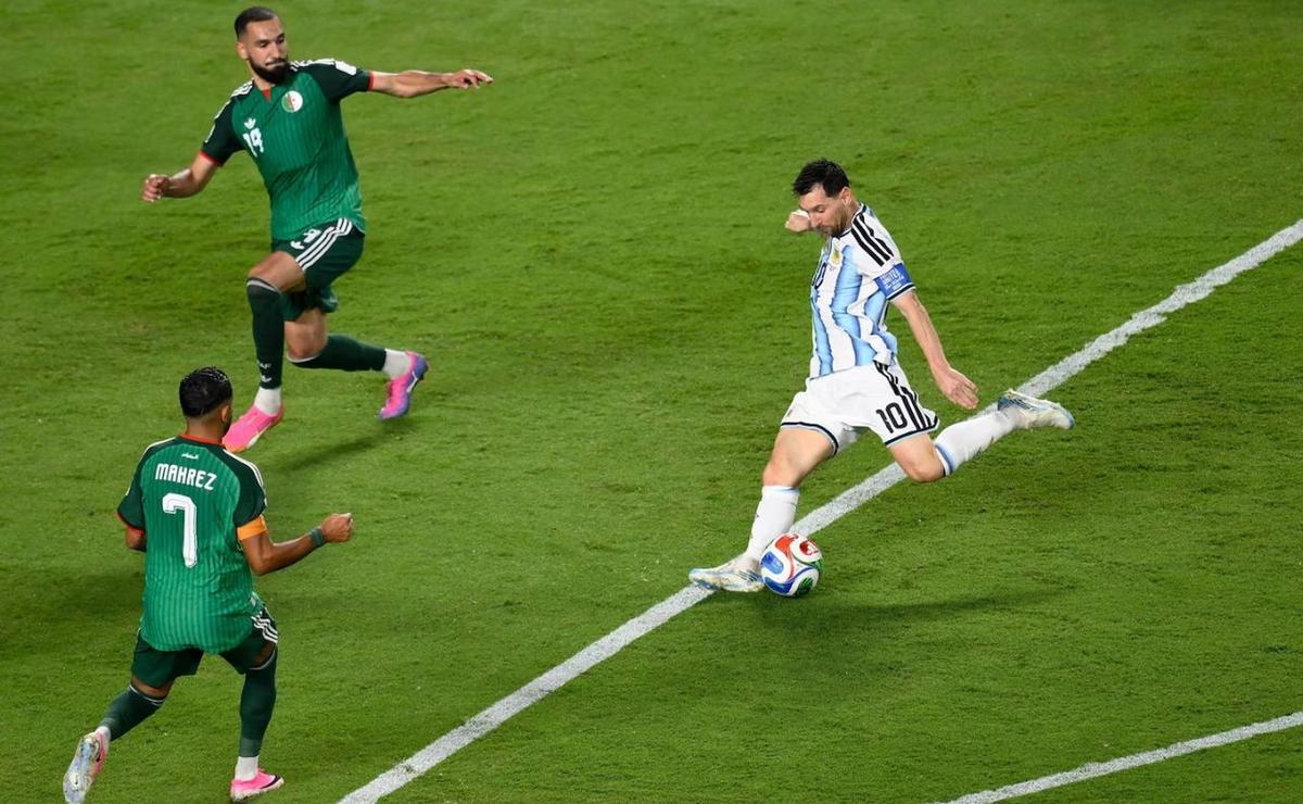 Messi antes de convertir uno de sus tantos ante Argelia. (Foto: AP)