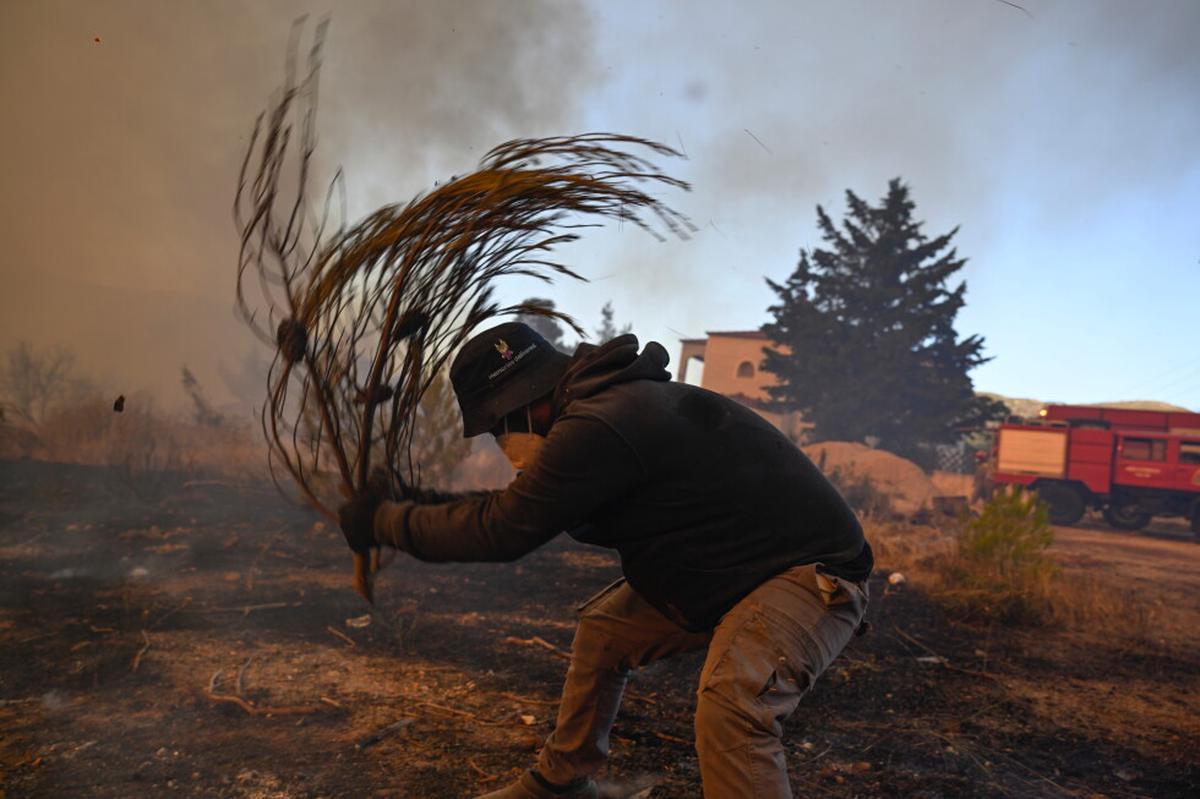 Aviones cisterna despegan para combatir el gran incendio en Grecia tras 2 muertos en una colisión