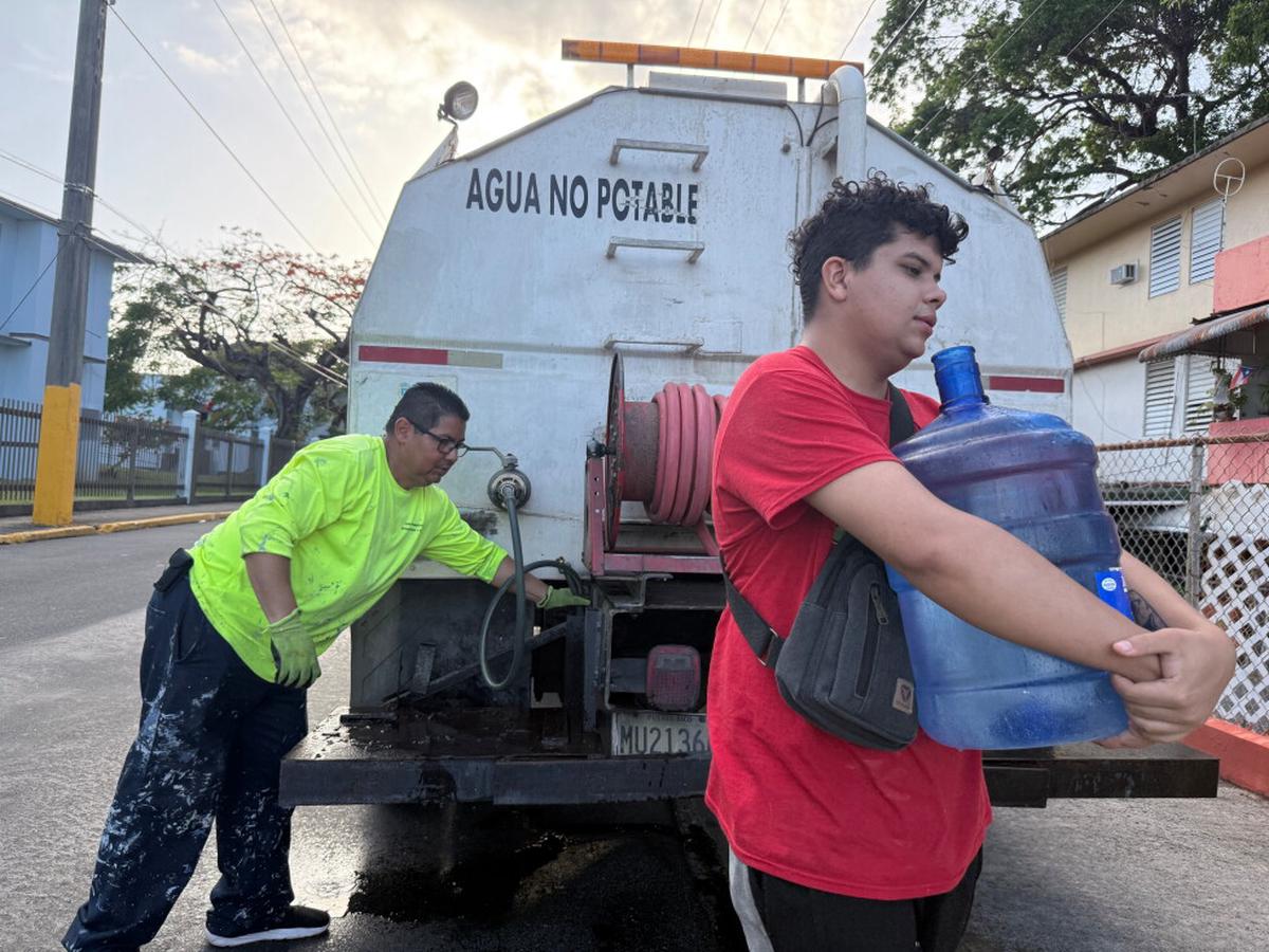 Tras los apagones, los puertorriqueños sufren también una grave escasez de agua