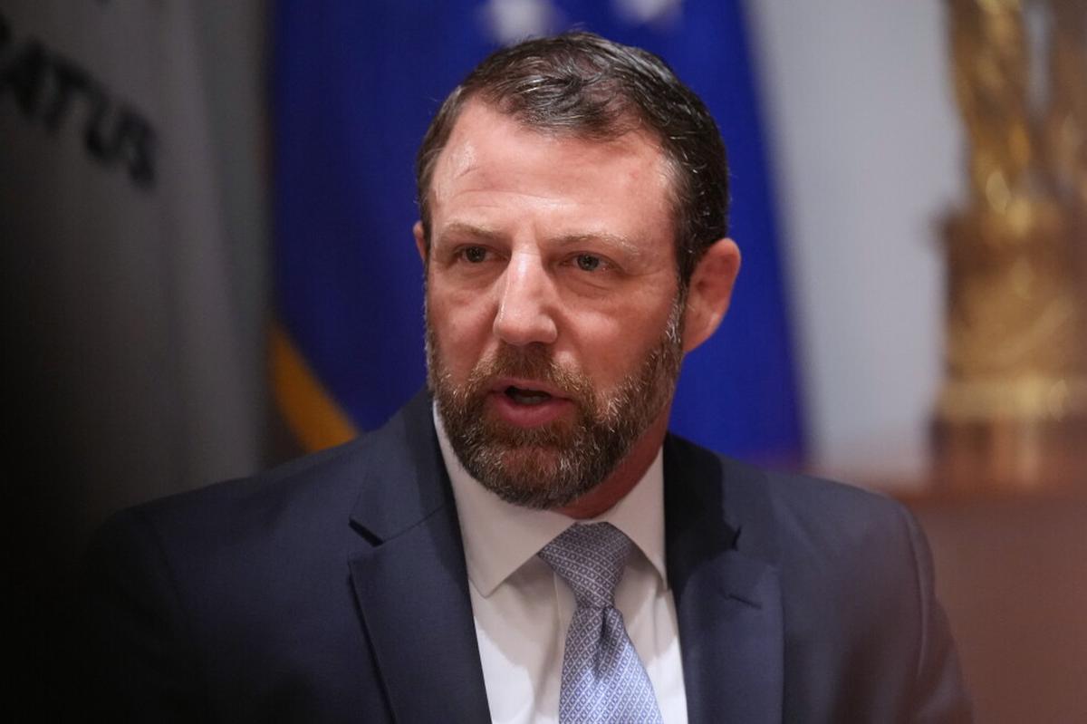 Demócratas presionan a Mullin por amenaza de retirar agentes fronterizos en aeropuertos