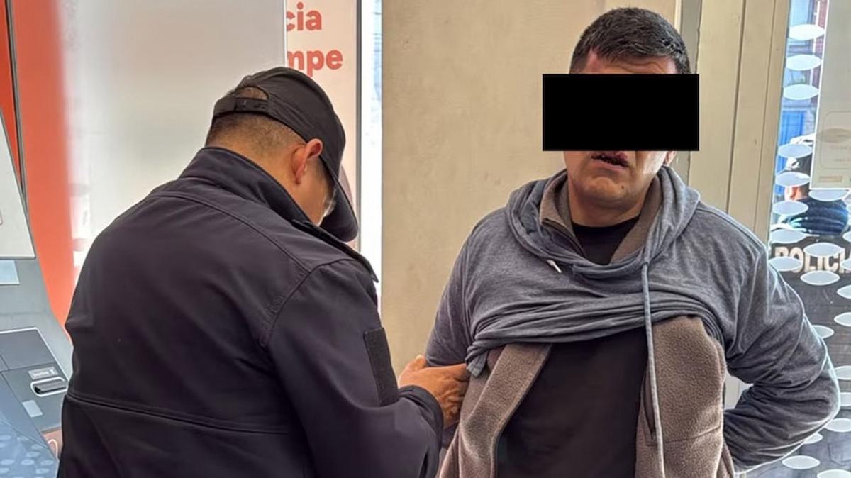 Uno de los delincuentes fue reducido por clientes (Foto: Infobae).