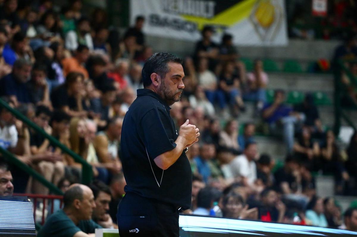 Gustavo Peirone dejó de ser el entrenador de Atenas. (Foto: Ignacio Lingua)