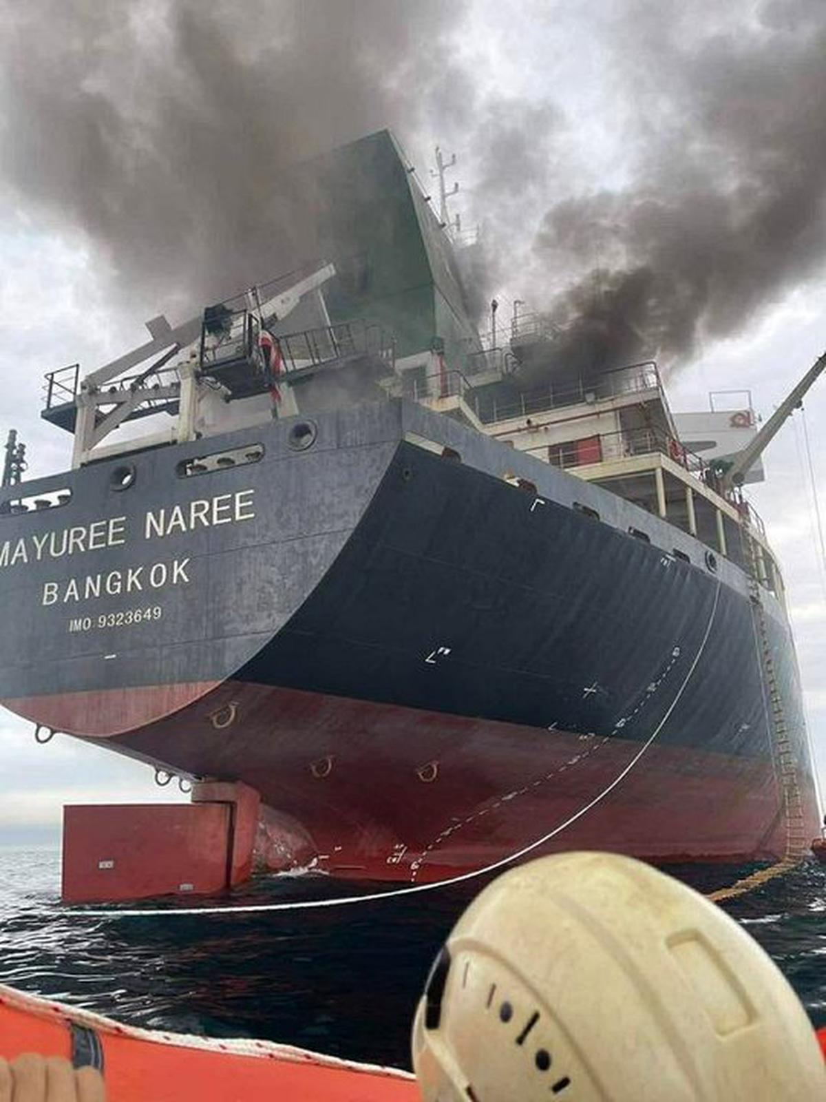Un buque con bandera de Tailandia se incendia en el Estrecho de Ormuz, tras uno de los ataques.
