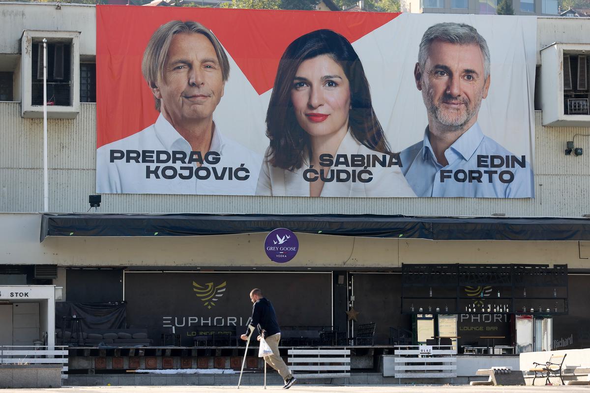 Bosnia vota en una contienda marcada por un político prorruso y tensiones étnicas