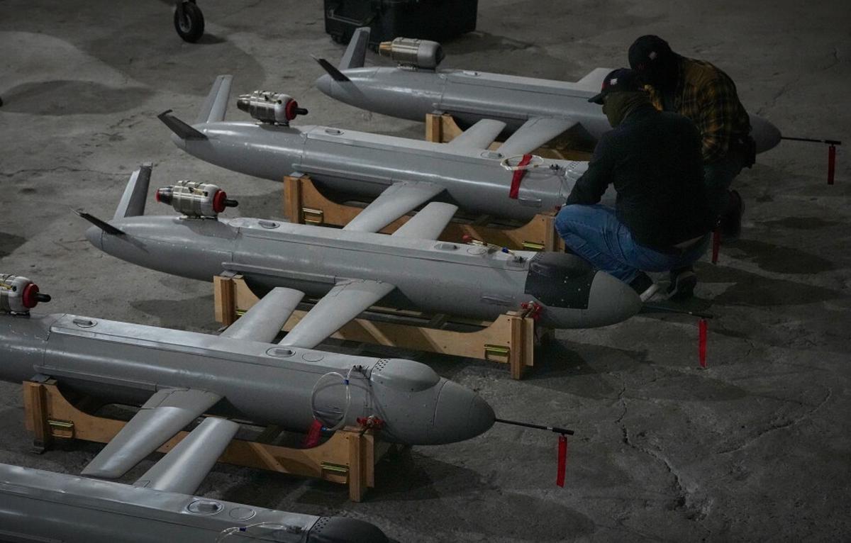Ataques de drones ucranianos matan a una persona y provocan un incendio en planta petrolera en Rusia