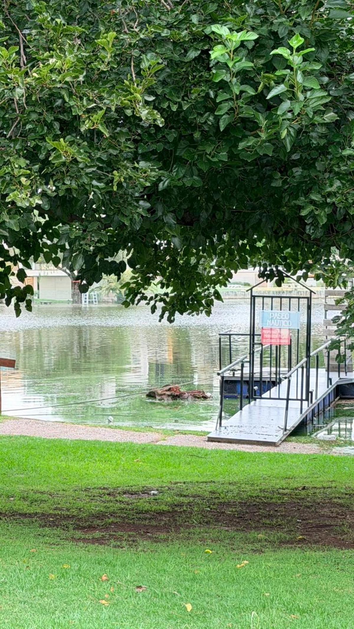 Fuerte crecida del dique San Roque en Carlos Paz.