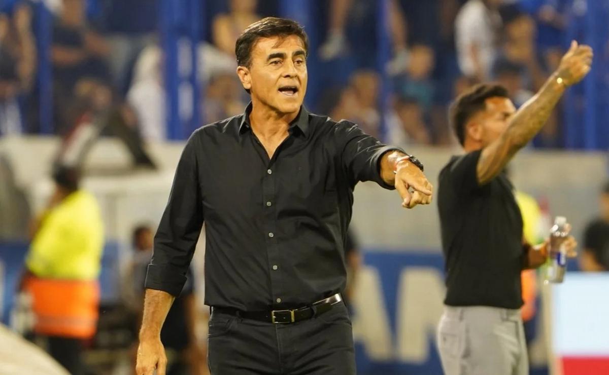 FOTO: Gustavo Quinteros, DT de Vélez.