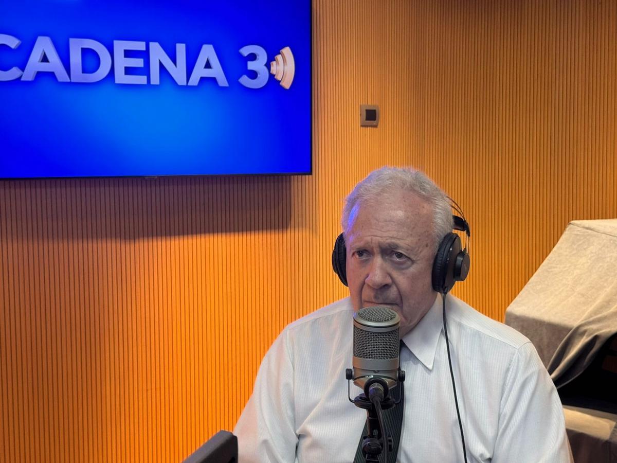 FOTO: Hugo Pizzi, en el estudio de Cadena 3.