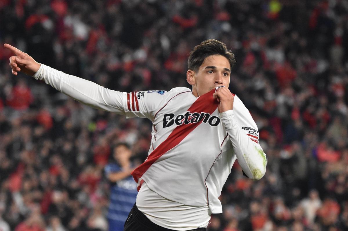Martínez Quarta festeja el segundo gol del equipo