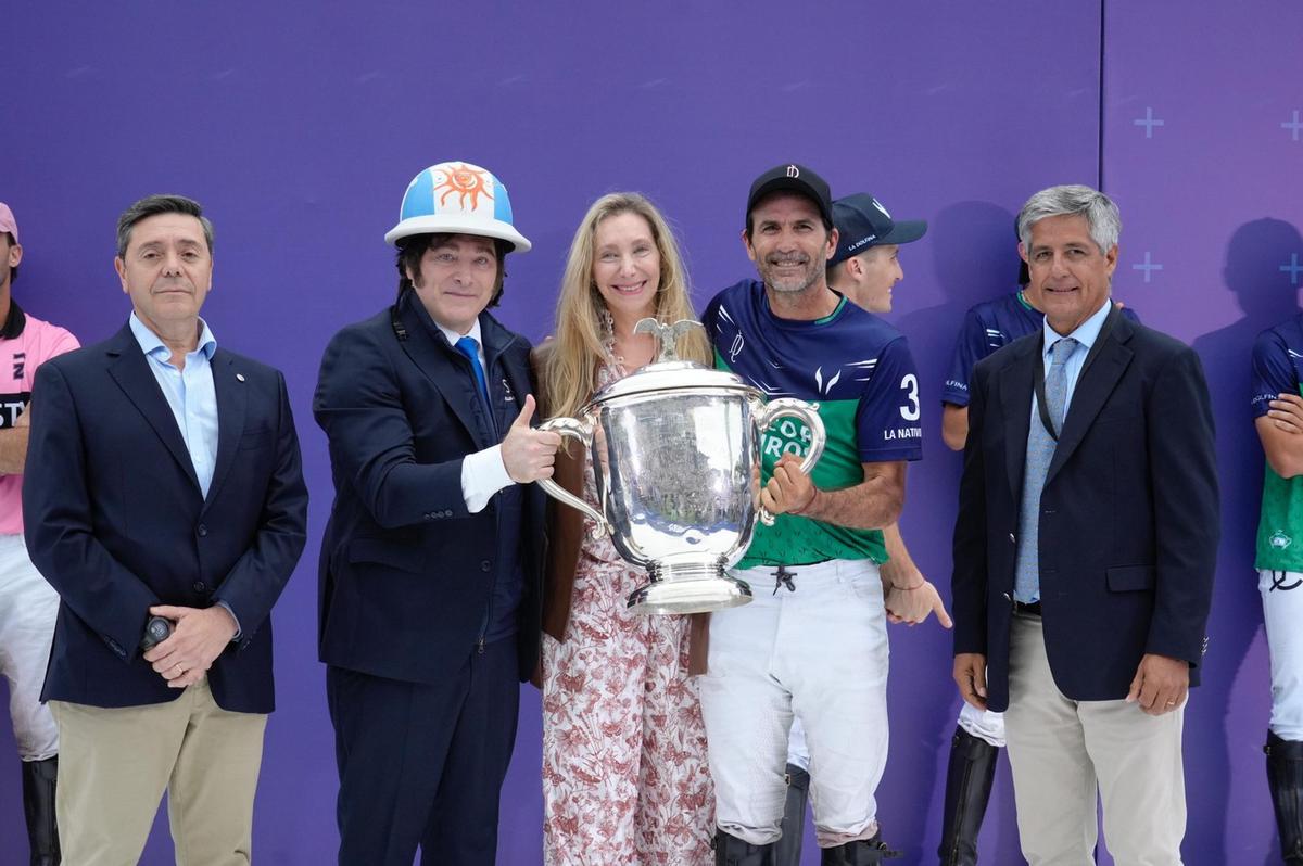 El jefe de Estado, Javier Milei, y su hermana, Karina, junto a Adolfo Cambiaso.