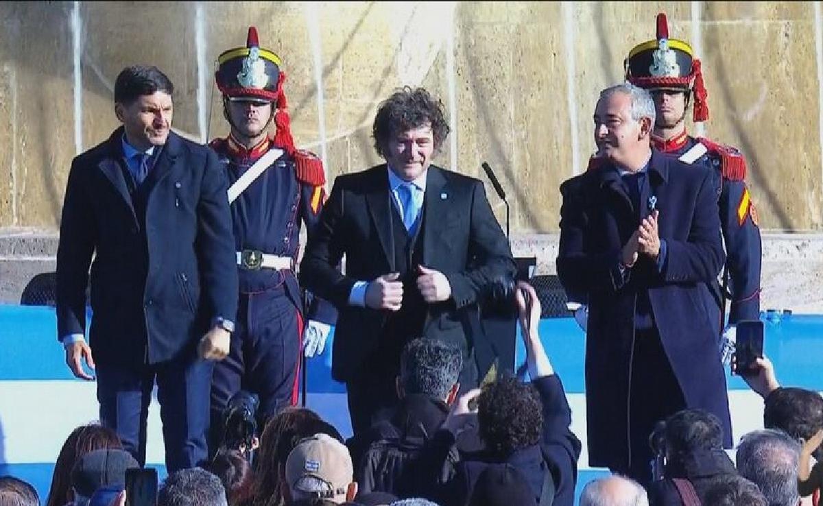 Milei, con Pullaro y Javkin en los actos por el Día de la Bandera en Rosario. (TN)